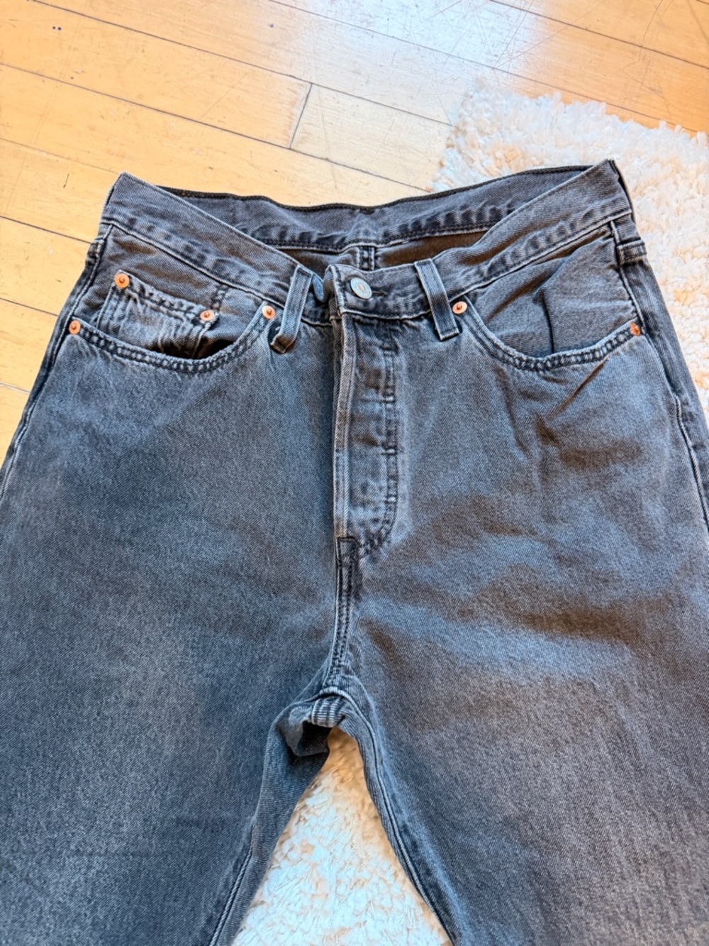 Levi’s Women’s 501 Gray Raw Hem Button Fly Jeans Sized 29 - Picture 2 of 6